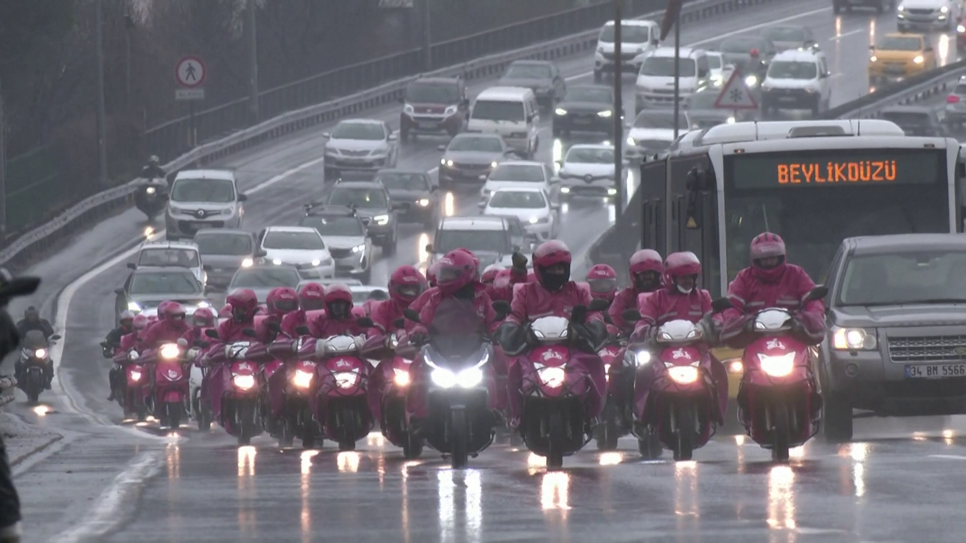 Rózsaszín motorostüntetés Isztambulban