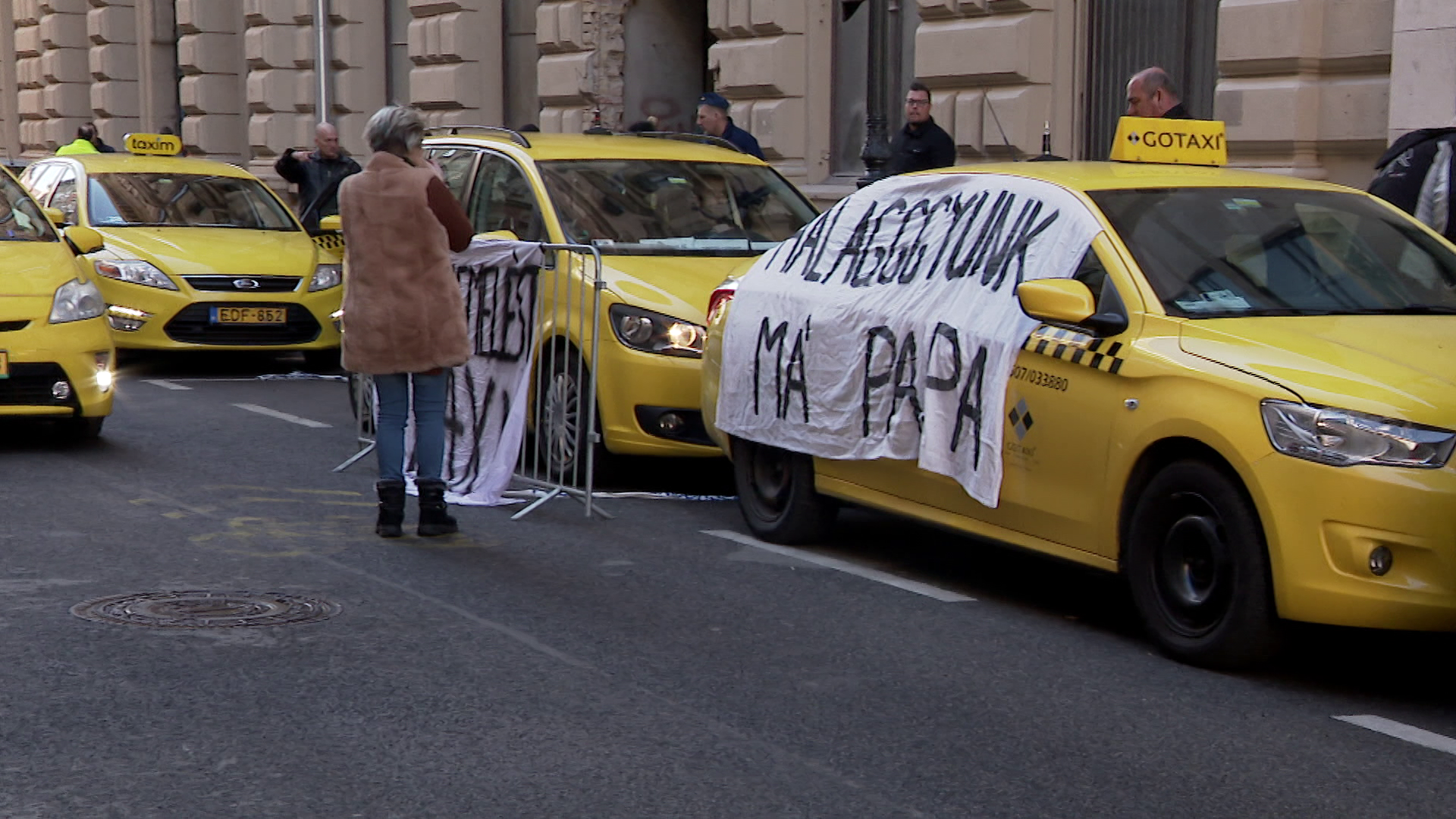 Tarifaemelésért sztrájkolnak a taxisok a Városháza épülete előtt