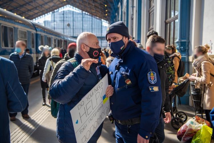 A fővárosi pályaudvarokon 3203 menekültet fogadtak a rendőrök 