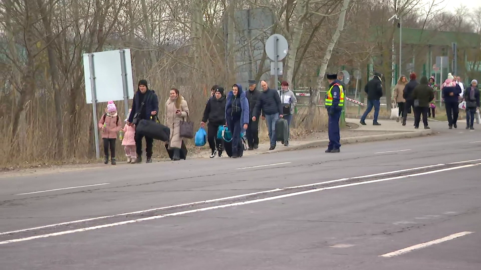 Folyamatosan érkeznek a menekültek a záhonyi vasútállomásra