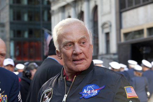 Buzz Aldrin holdsétás fotója 7700 dollárért kelt el 
