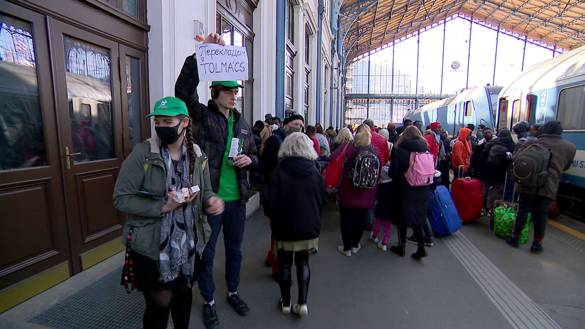 Csütörtökön 3488 menekültet fogadtak a fővárosi pályaudvarokon 
