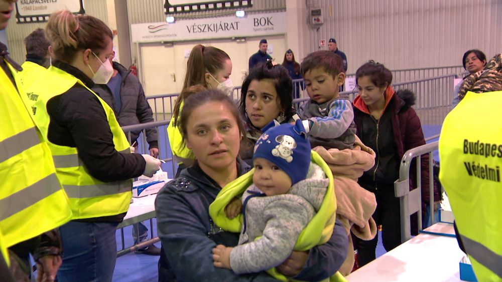 Már az első délelőtt több száz menekülőnek segítettek a humanitárius tranzitponton