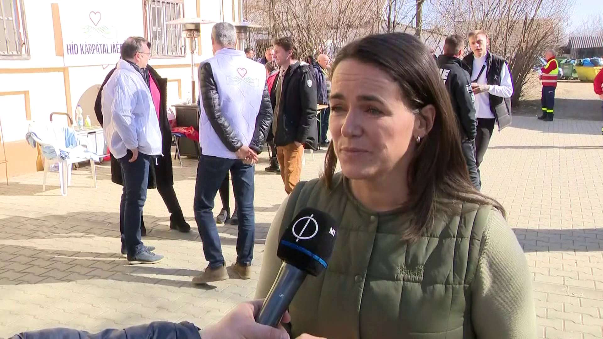 Novák Katalin szerint szervezett a menekültek ellátása a határon 