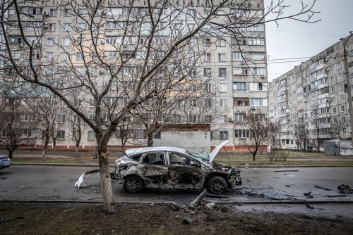 A mariupoli tanács szerint mintegy háromszázan haltak meg a drámaszínház bombázásában 