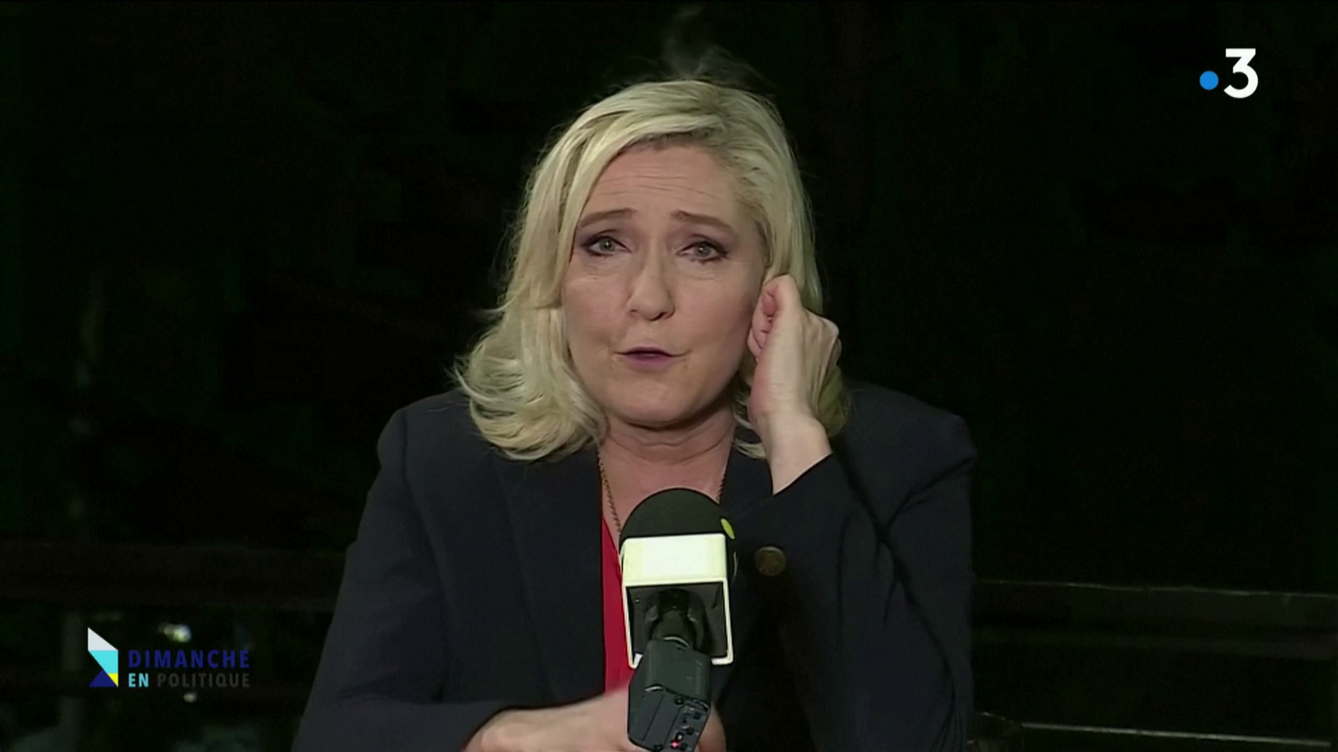 Megzavarták Marine Le Pen beszédét 