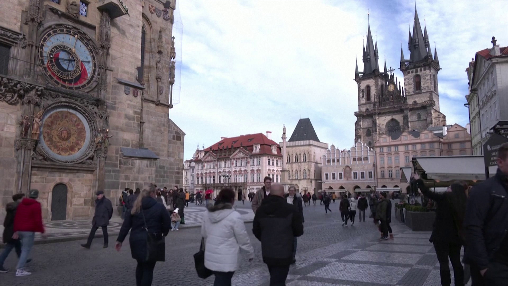 Csehország feloldja az FFP2-es maszkviselésre vonatkozó szabályokat 