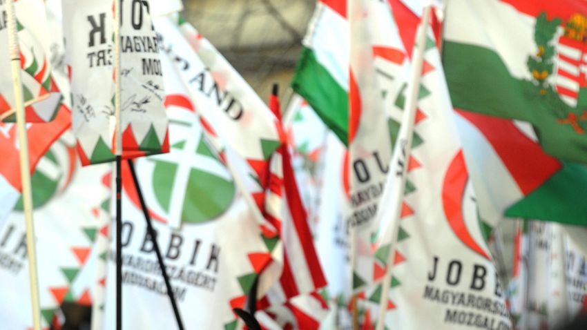 Karlendítéstől karlendítésig, avagy a Jobbik útja a nemzeti radikalizmustól a gyurcsányizmusig