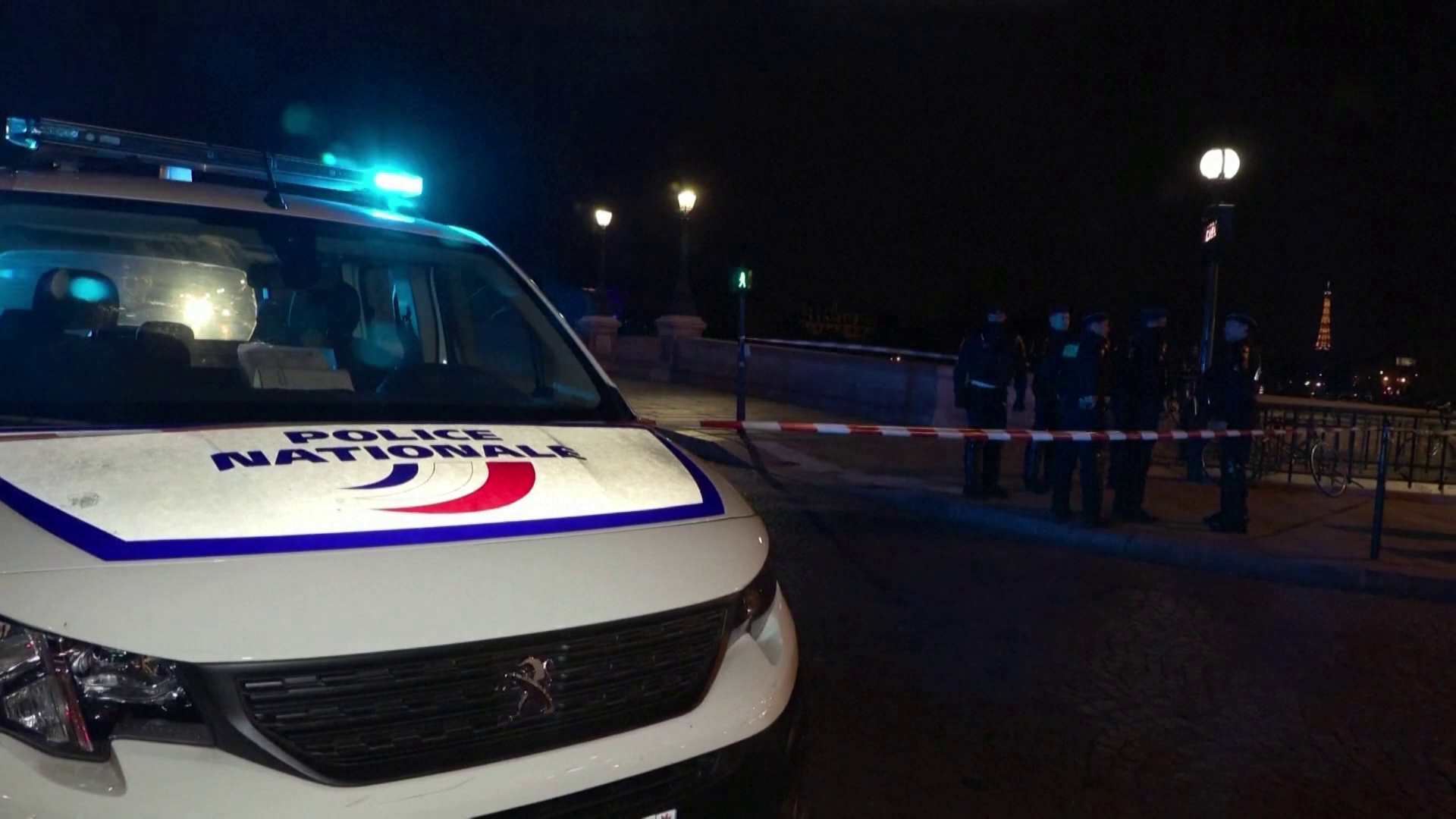 Fegyverrel állítottak meg egy forgalommal szemben haladó autót Párizsban 