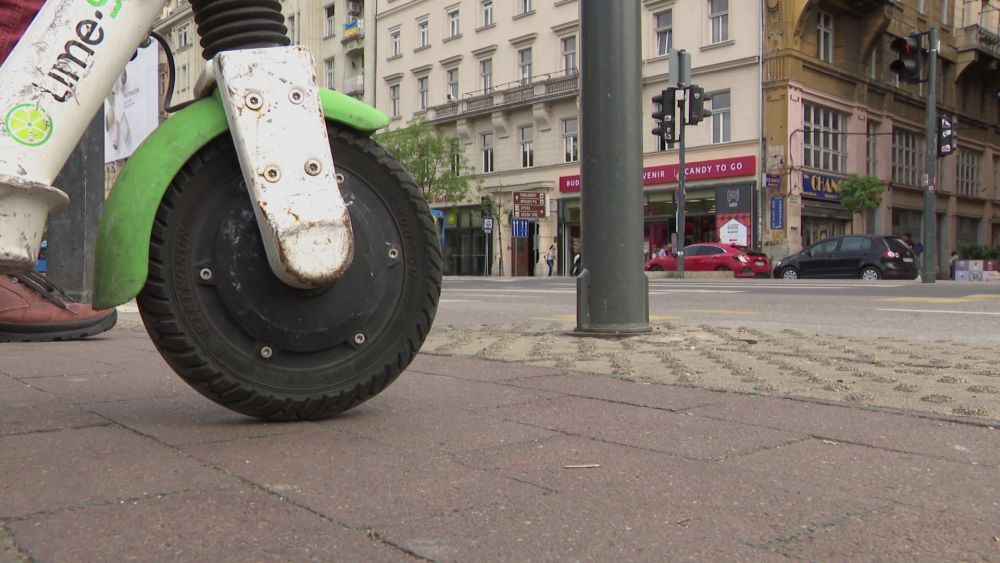 A párizsiak többsége a bérelhető elektromos rollerek betiltására szavazott a helyi népszavazáson