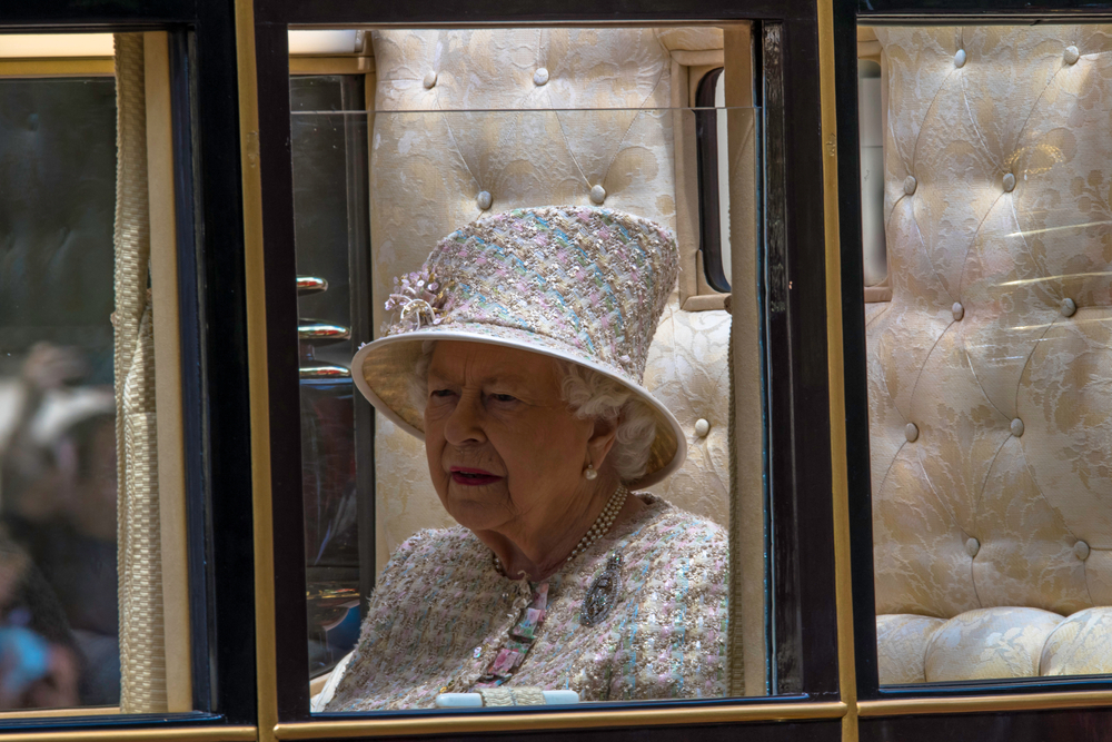 Nagyon megviselte II. Erzsébet királynőt az a galádság, ami a testőrségében történt