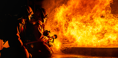 Ég a szeméttelep Sárbogárd mellett: hatalmas lángokkal küzdenek a tűzoltók