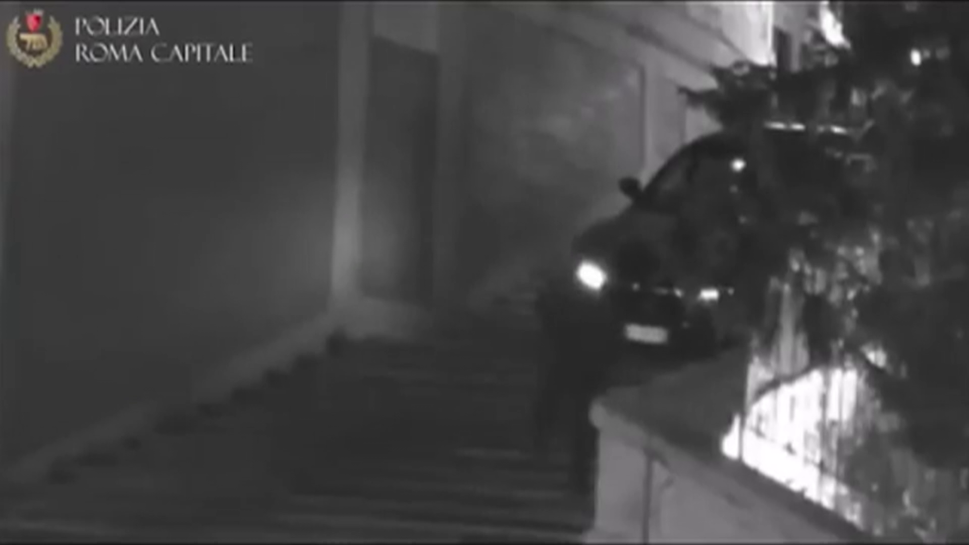 Autóval hajtott le egy férfi a Spanyol lépcsőn 
