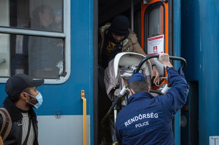 ORFK: Több mint 12 ezren érkeztek szombaton Ukrajnából 