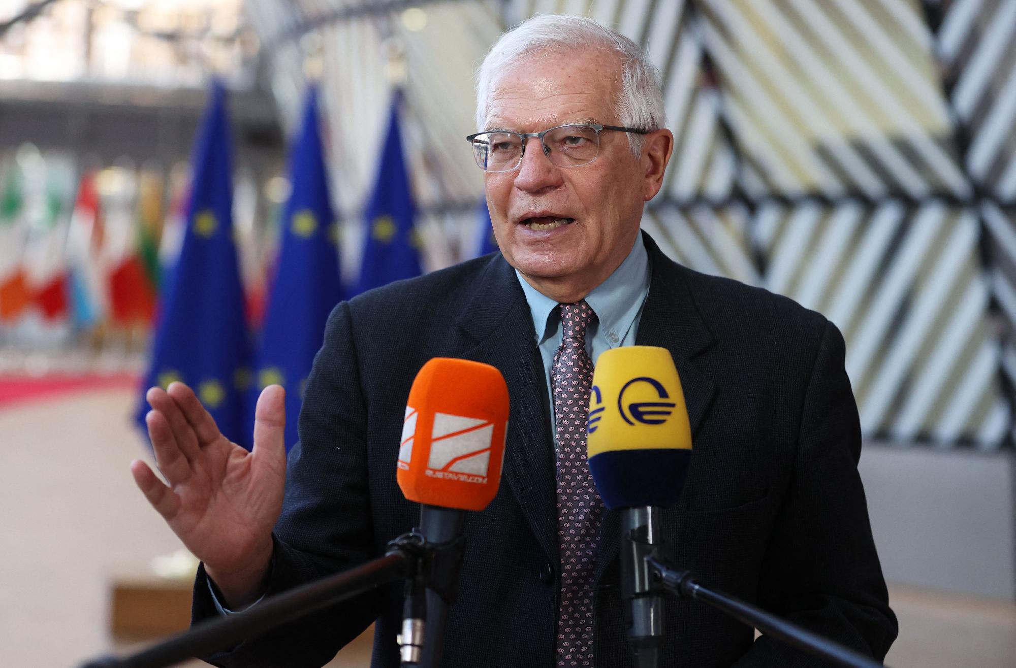 Borrell: Az EU nem hagyja, hogy Ukrajna kifogyjon a katonai felszerelésekből 