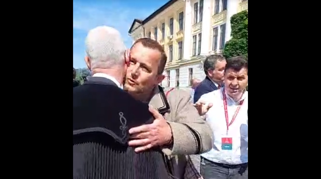 Balog Zoltán arcra adott csókkal békített meg egy román nacionalistát