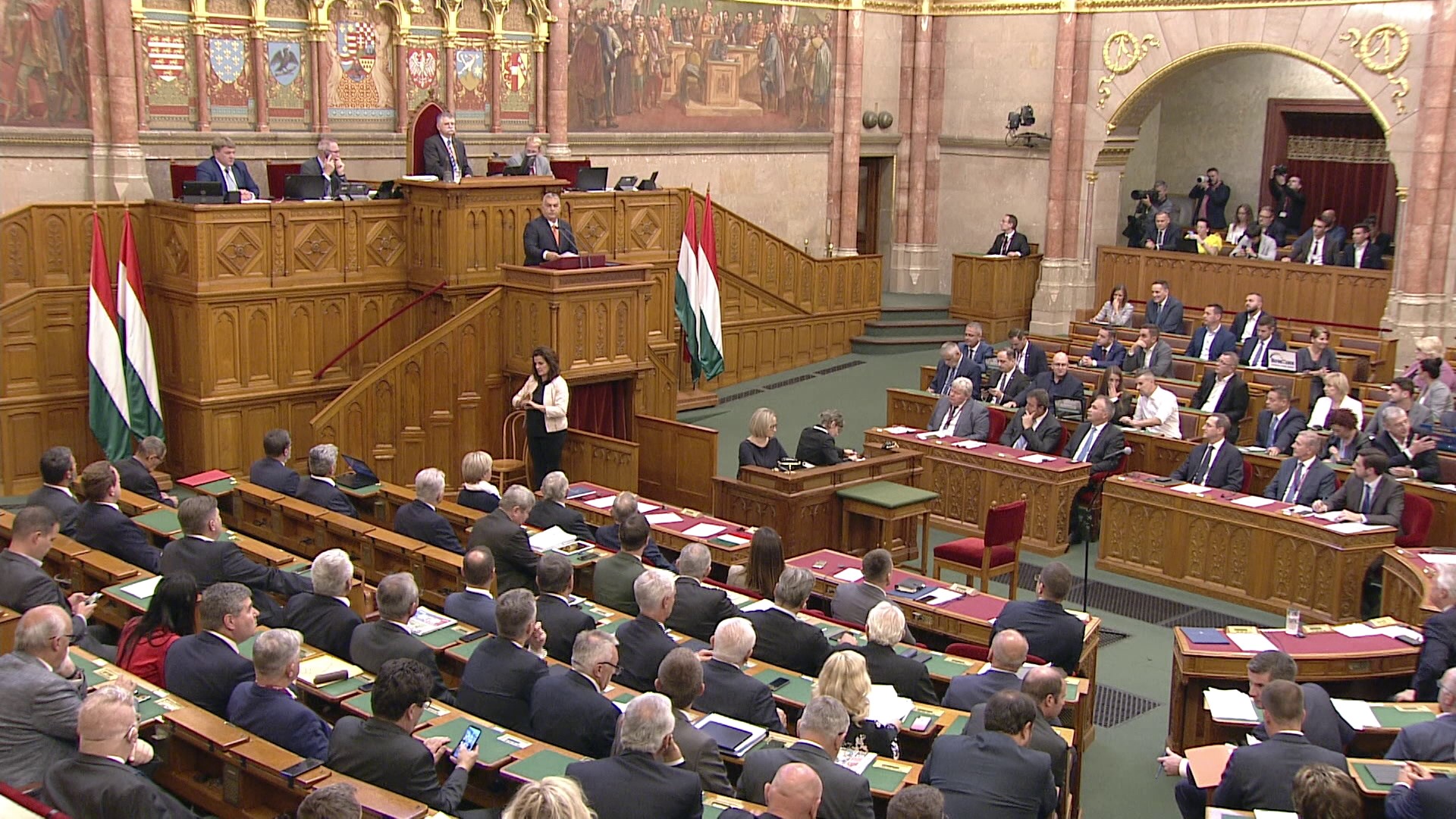 Bizottsági jelentések vitáival kezdi kétnapos ülését a parlament - VIDEÓ