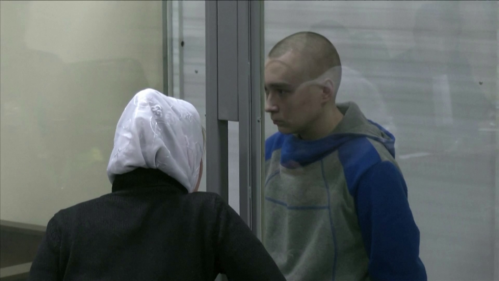 Életfogytiglanra ítélte az ukrán bíróság a háborús bűnnel vádolt orosz katonát