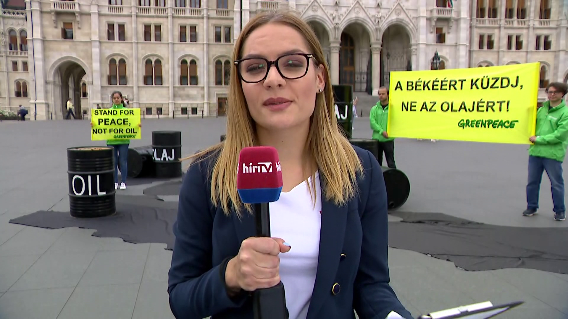 Olajoshordókkal tiltakozik a Kossuth Lajos téren a Greenpeace 