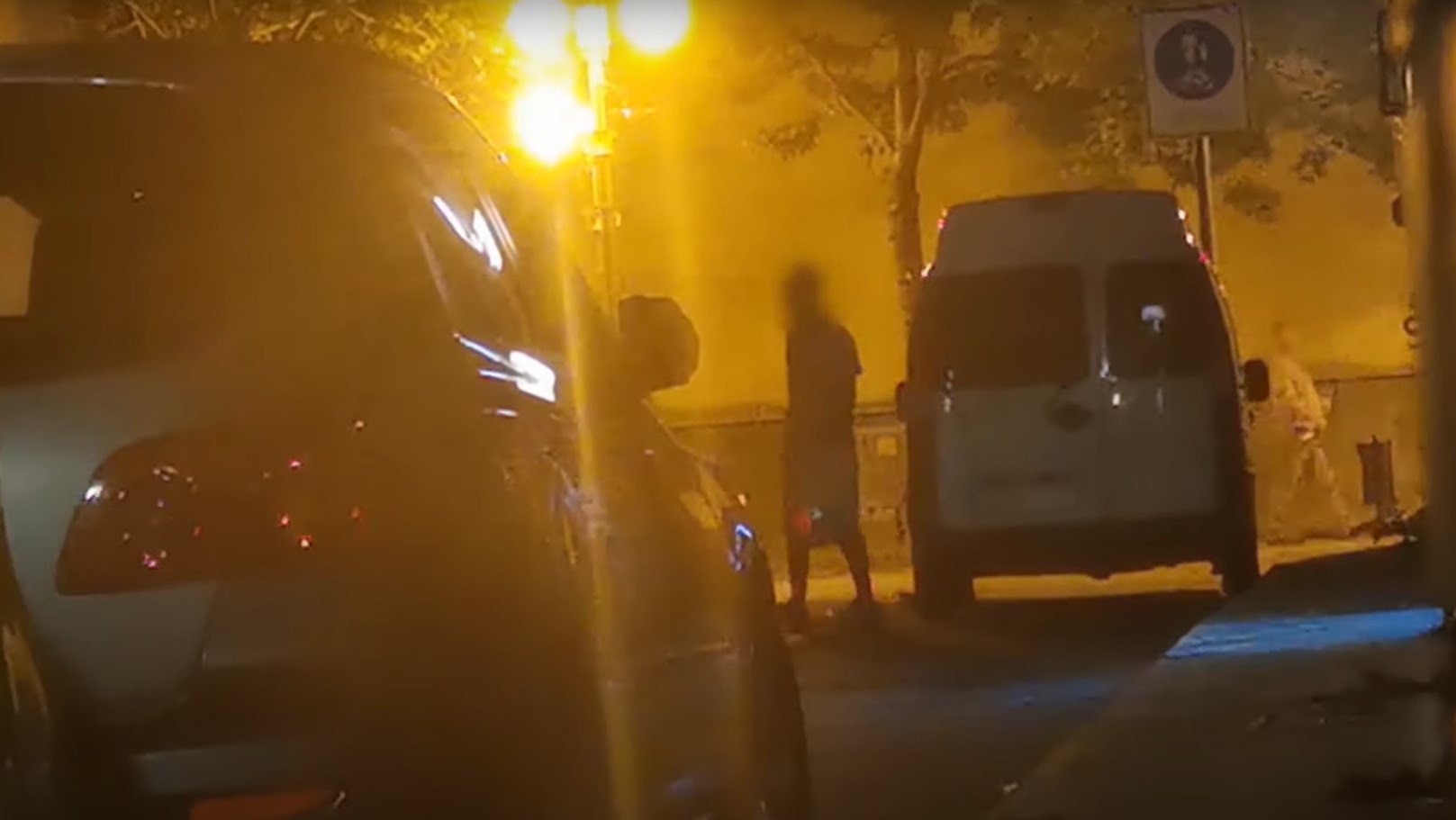 Sorra törte fel éjszaka az autókat egy budapesti férfi, videóra vették