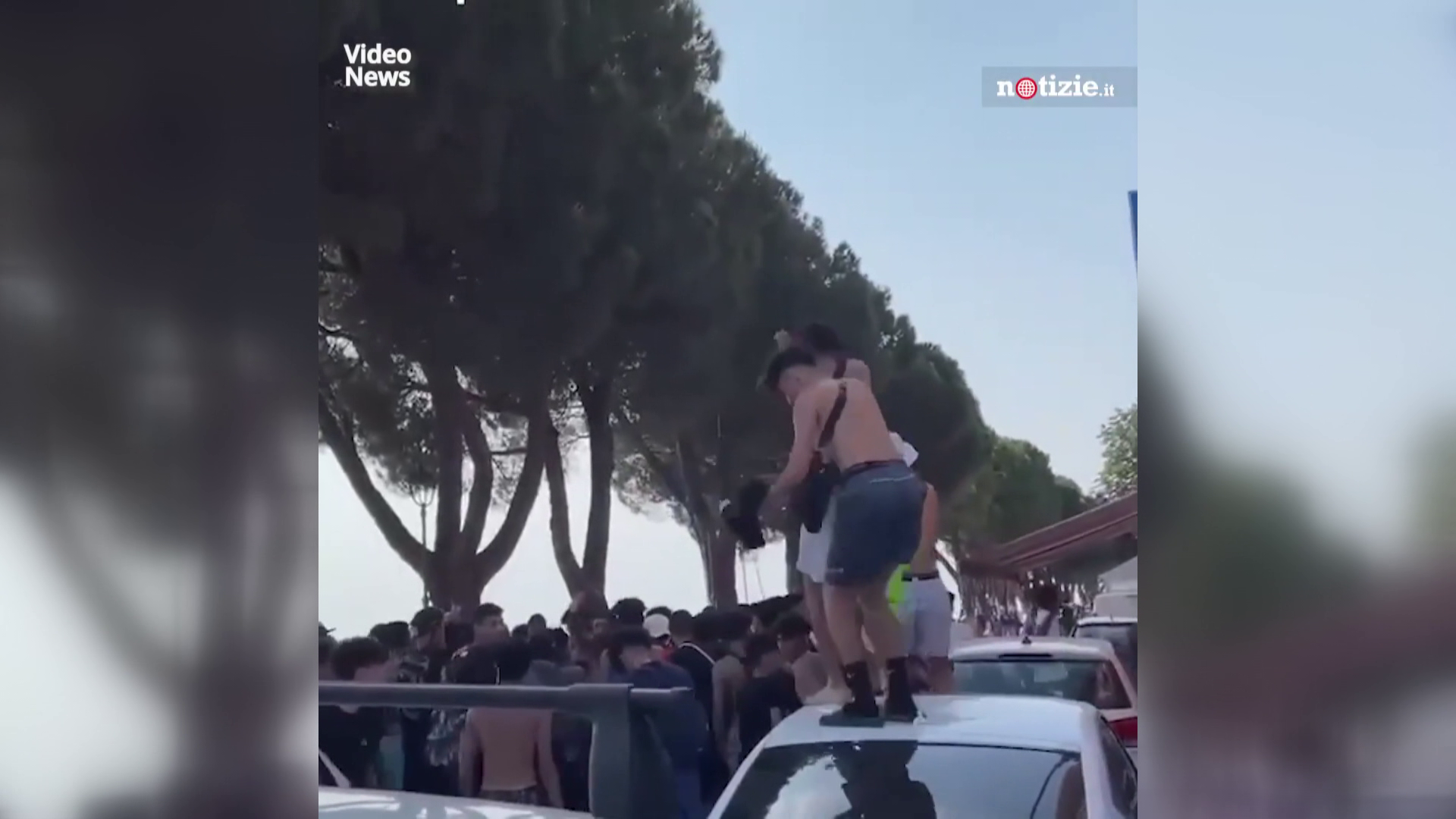 Észak-afrikai bevándorlók zaklattak olasz lányokat a Garda-tónál 