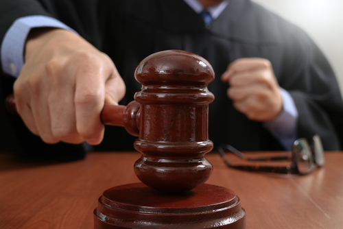 Nyíregyházi Törvényszék – Ítéletet hozott a bíróság a luxusautójával kerítésnek csapódó férfival szemben