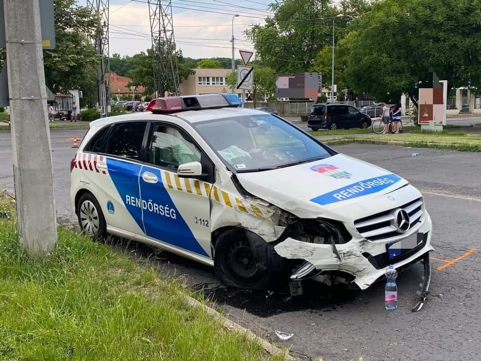 Gázoláshoz siető szirénázó rendőrautó elé kanyarodott egy Dacia Miskolcon