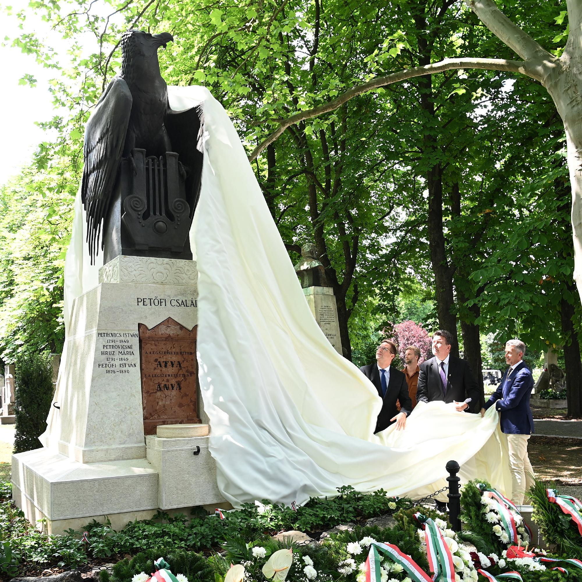 Felavatták a Petőfi család felújított síremlékét