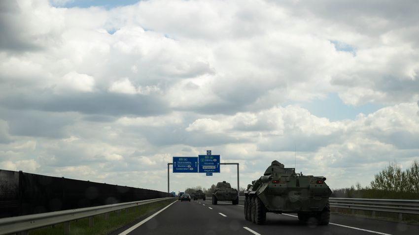 Katonai menetoszlop halad végig több főúton 