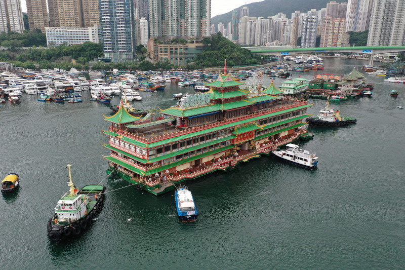 Elsüllyedt a híres hongkongi úszó étterem, amelyet alig egy hete vontattak el a városból