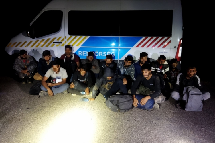 Csaknem kétszáz határsértőt tartóztattak fel Csongrád megyében az éjszaka