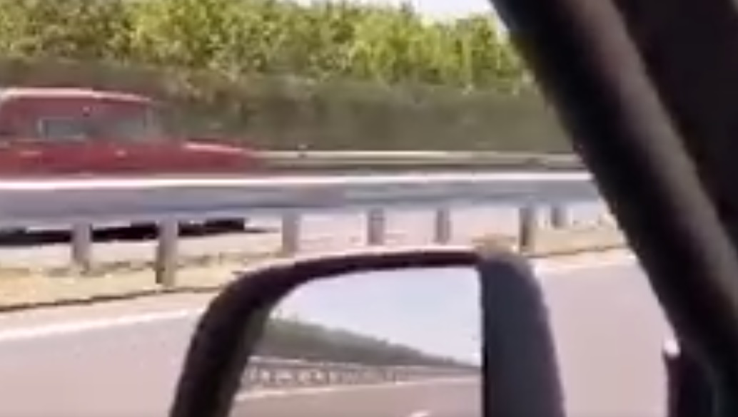 Forgalommal szembe haladt az M4-esen egy idős sofőr - videó