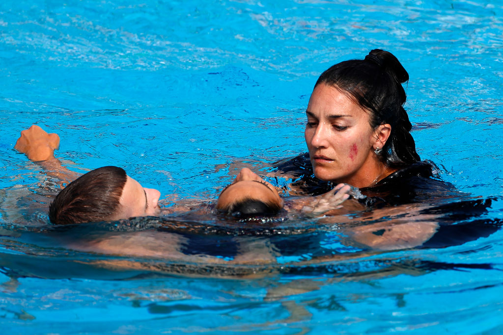 Sokkoló képek a budapesti úszó vb-n: az edzője mentette ki az ájult szinkronúszónőt a vízből