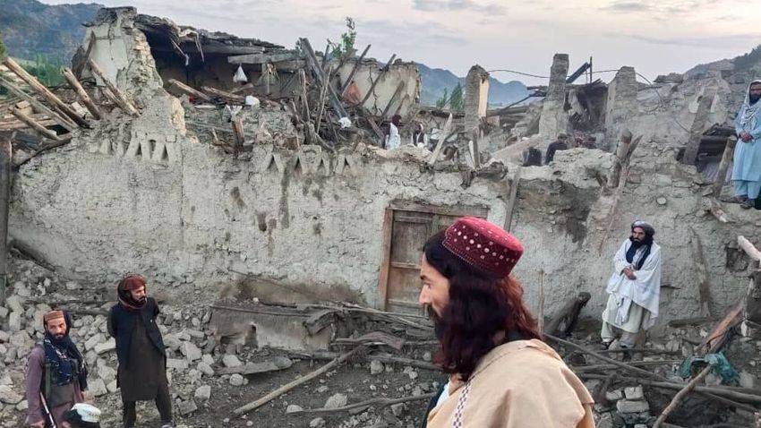 Tovább nőtt az afganisztáni földrengés halálos áldozatainak száma, nagy erőkkel folyik a mentés