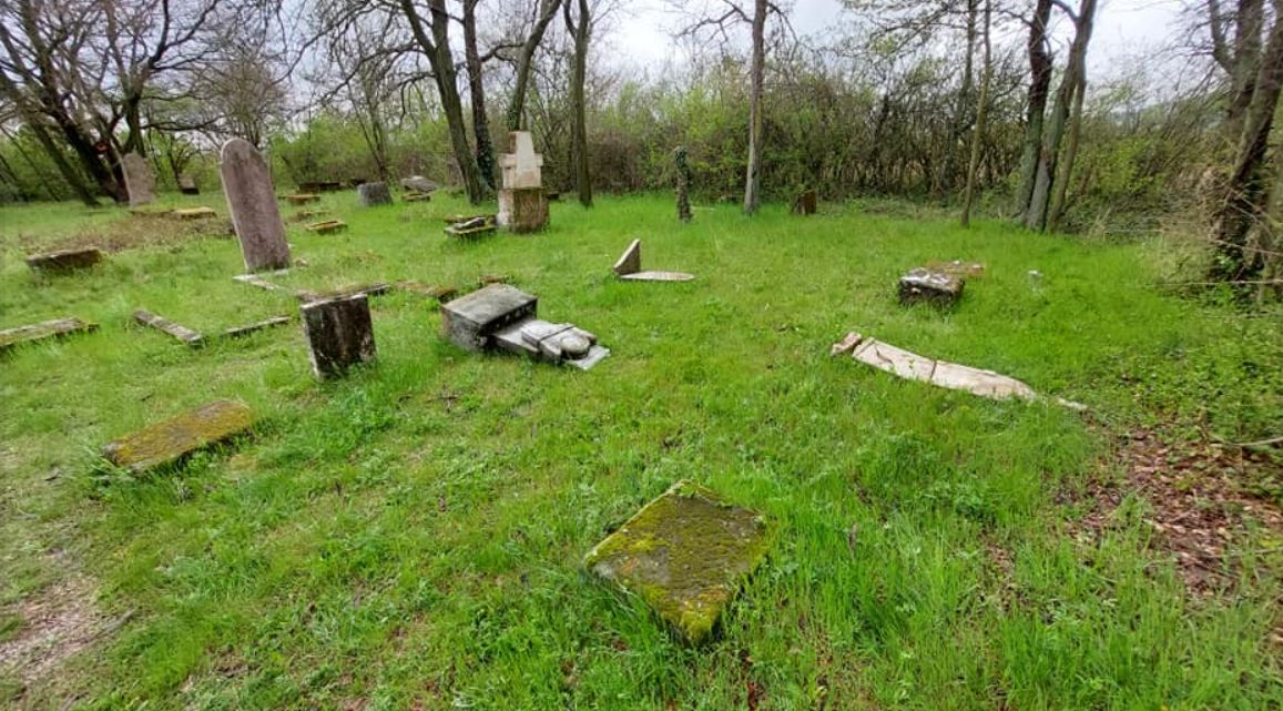 Két tizenéves fiú rongált meg sírokat a budakeszi zsidó temetőben