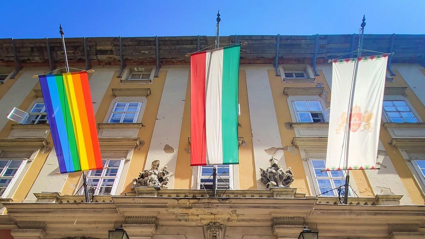 Karácsony Gergely ismét kitűzte a szivárványszínű zászlót a Városházára