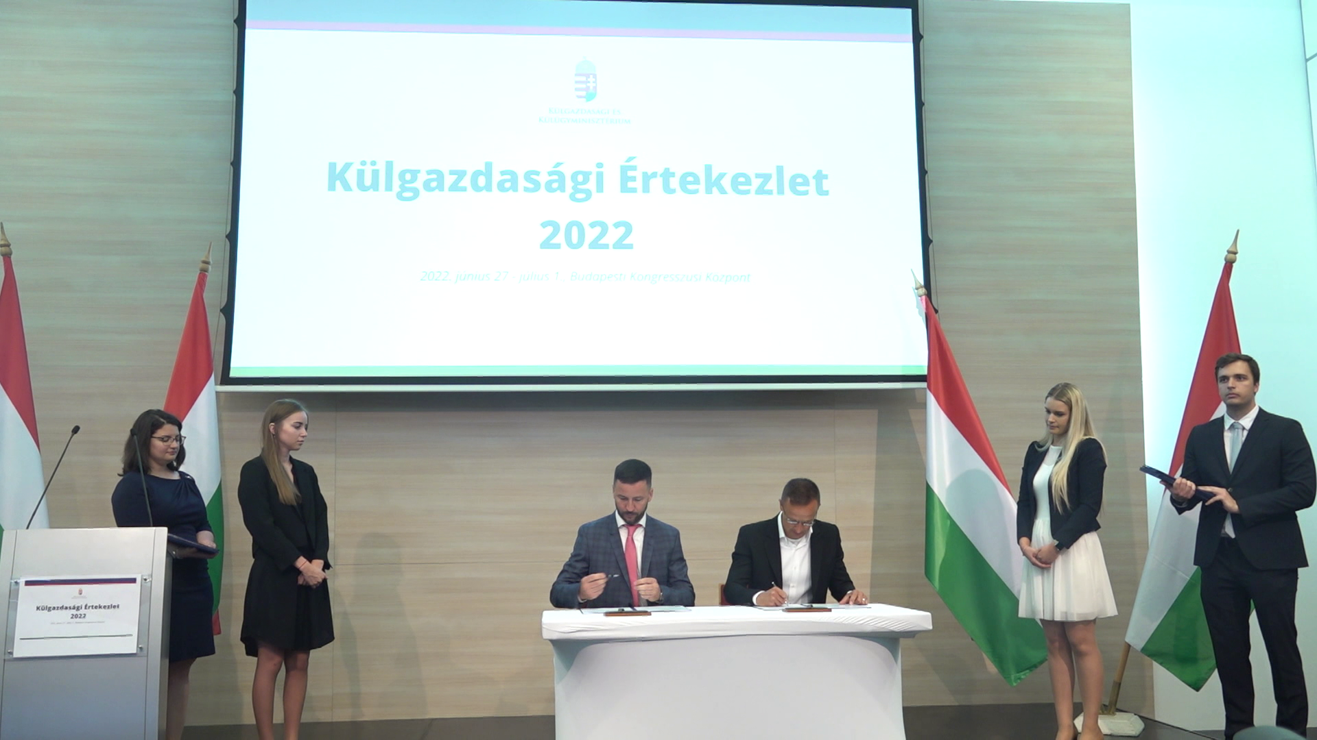A kormány minden eszközzel segíti a magyar vállalatokat a külpiacokon 