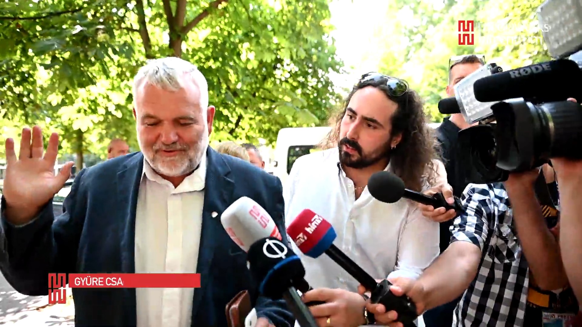 Jakab Péter és mamuszos kabinetfőnöke együtt érkezett a Jobbik-kongresszusra - videó