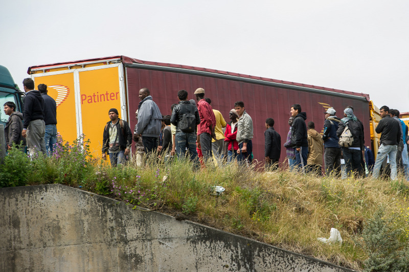 Röntgenkapuval világítják át a kamionokat a magyar-román határon