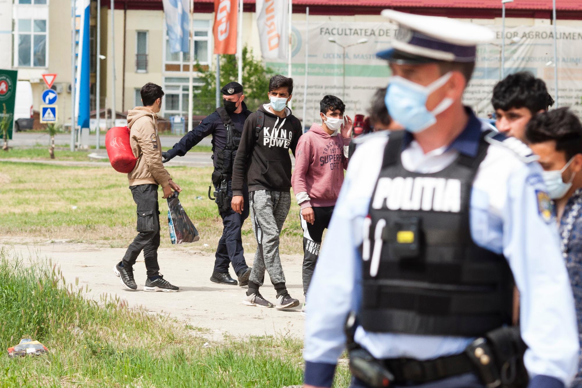 Hetvenöt bevándorlót találtak egyetlen kamionban a román-magyar határon