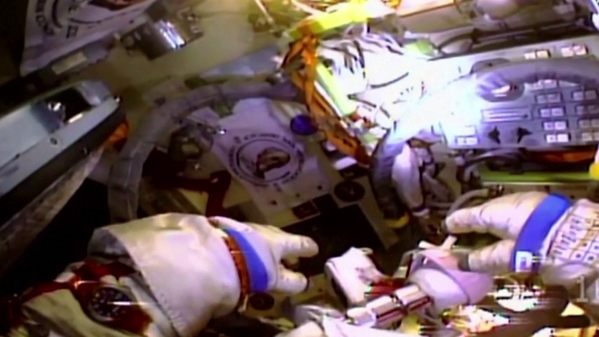 Űrséta alatt hibásodott meg egy orosz űrhajós szkafandere 