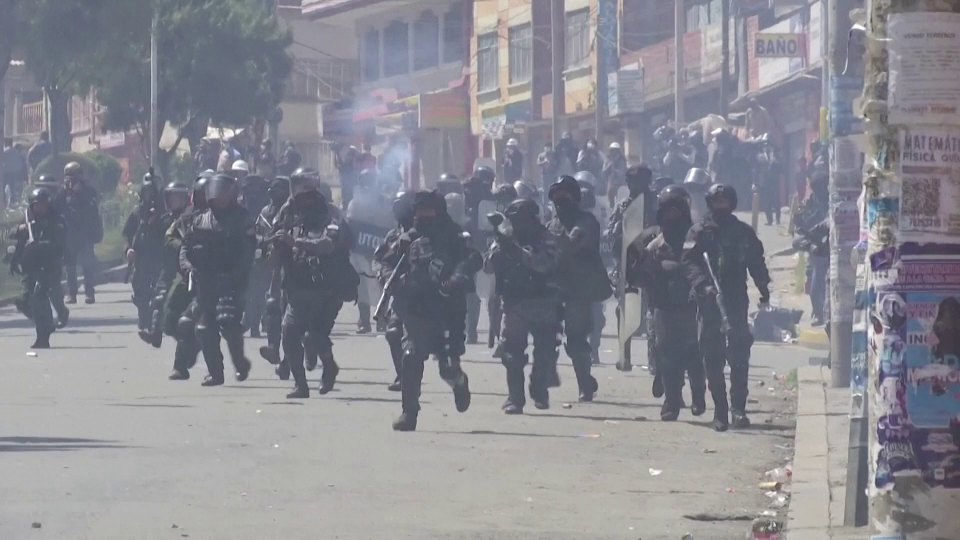 Brutális összecsapások a bolíviai utcákon