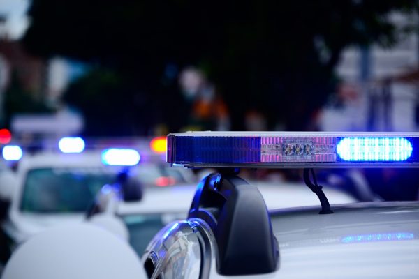 „Van egy kattom” – Bilincsben vitték el egy lány lakásáról a 20 éves zsarolót