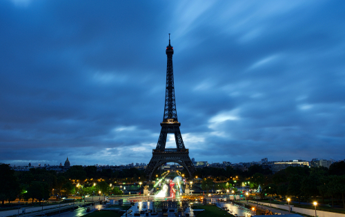 Korábban lekapcsolják az Eiffel-torony díszkivilágítását, hogy áramot spóroljanak 