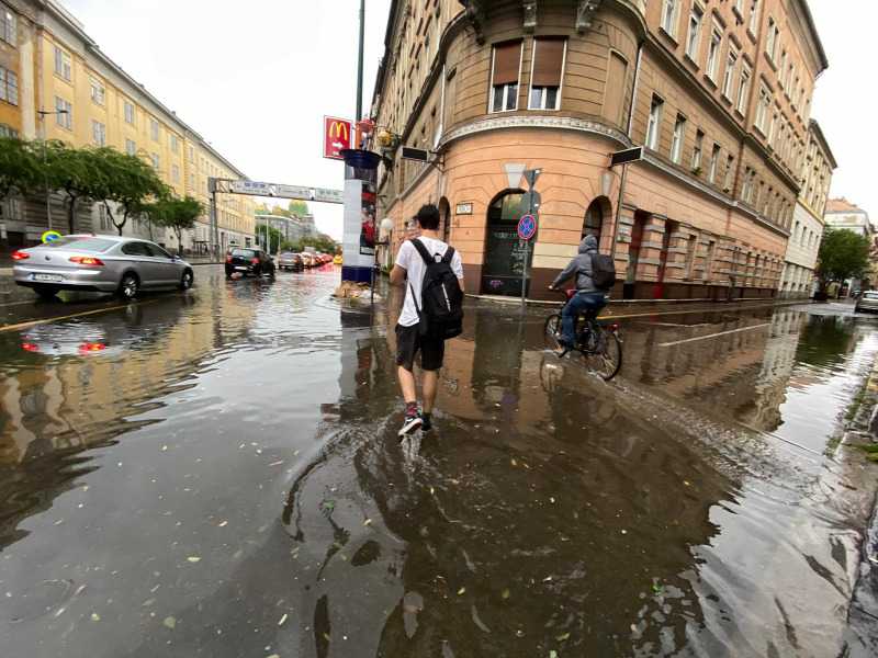 Hihetetlen eső zúdult Budapestre - megdöbbentő képek