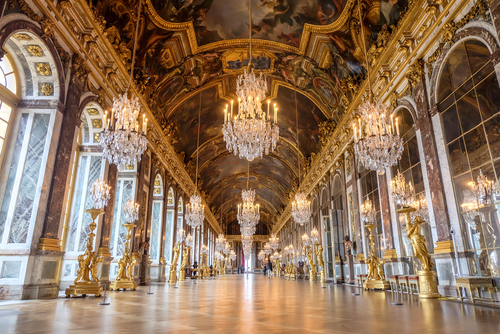 Energiaspórolásból a Louvre és a versailles-i kastély díszkivilágítását is korábban lekapcsolják