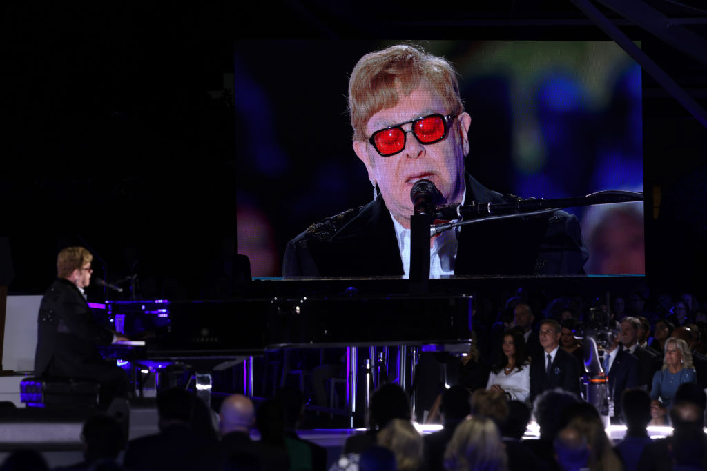Elton John koncertet adott a Fehér Ház kertjében
