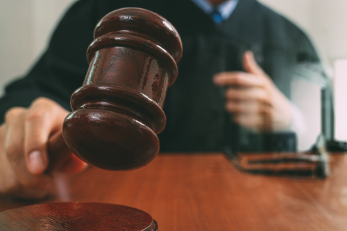 Súlyosította a bíróság a szélvédős csaló büntetését