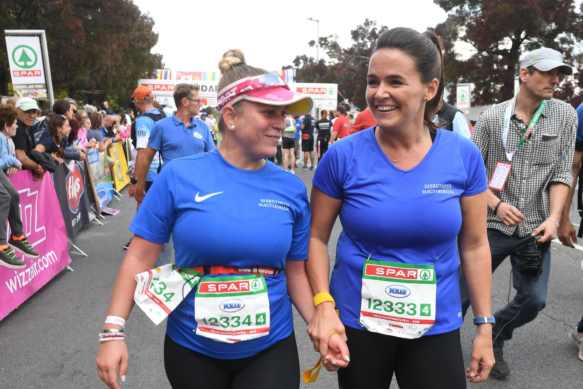 Novák Katalin fogyatékossággal élő sportolókkal futott maratont