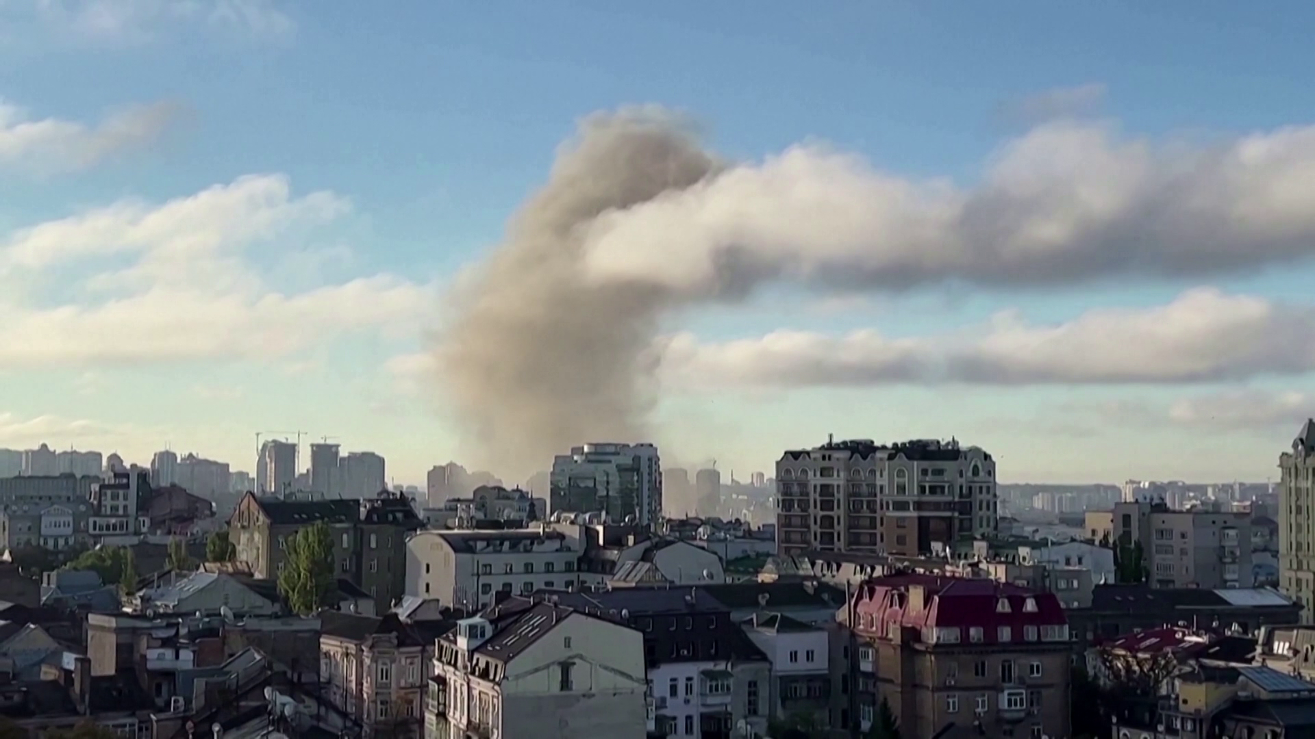 Воздушная тревога украина март 2024. Дым от взрыва. Воздушный взрыв. В Киеве прогремел взрыв.